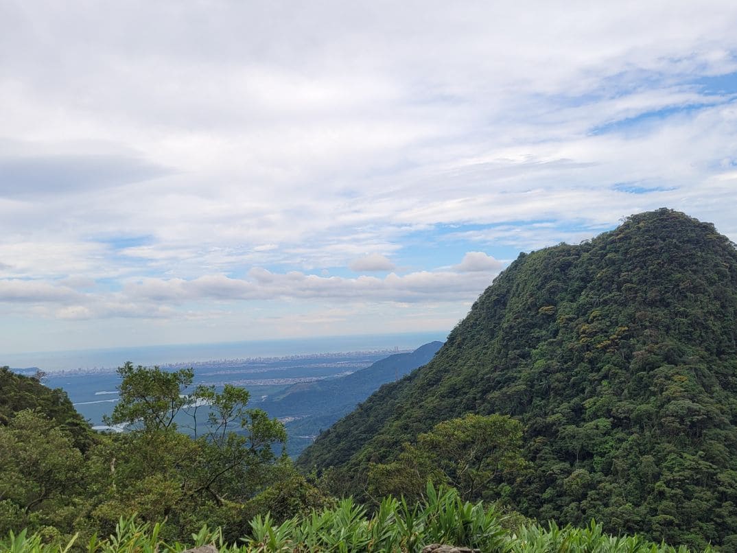 Um caminho acima e por entre as nuvens na Serra dos Órgãos - ((o))eco