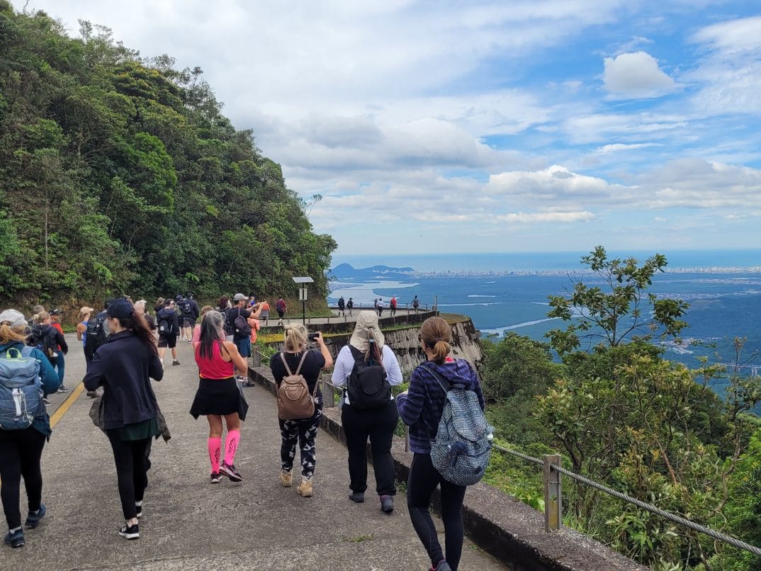 Um caminho acima e por entre as nuvens na Serra dos Órgãos - ((o))eco